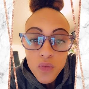 Meet your Posher, Deeitra